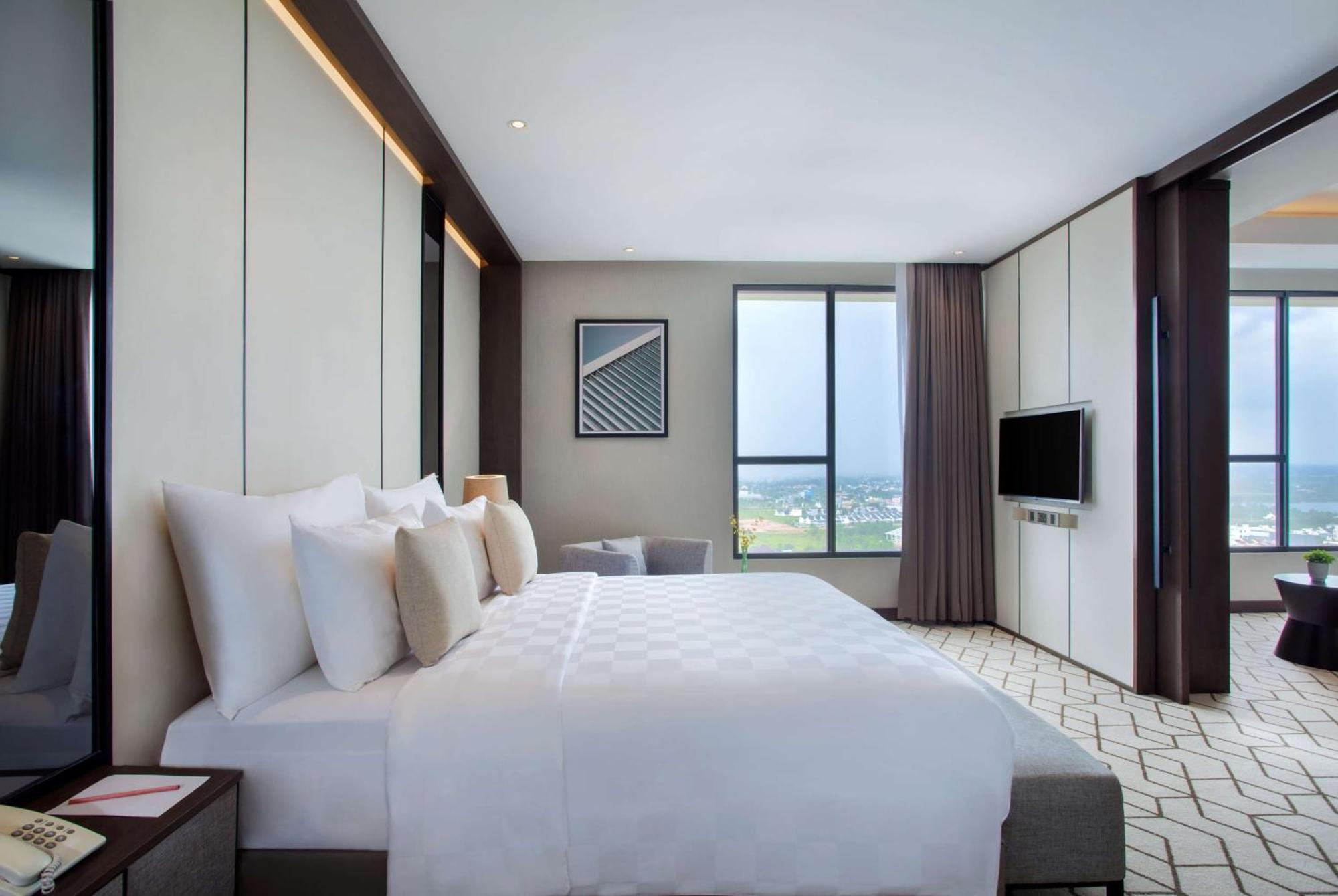 Grand Suite Queen Bed Non-Smoking,753401354:JPEG